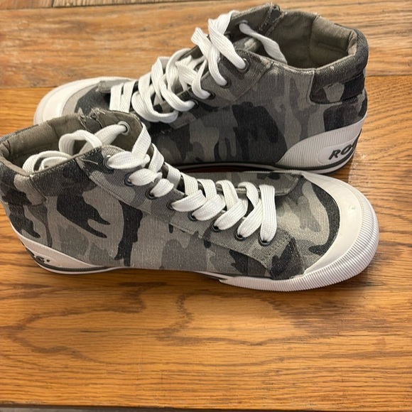 Rocket Dog NWT women’s camouflage sneakers 
Size 10. They are 11” in length. - Picture 1 of 7